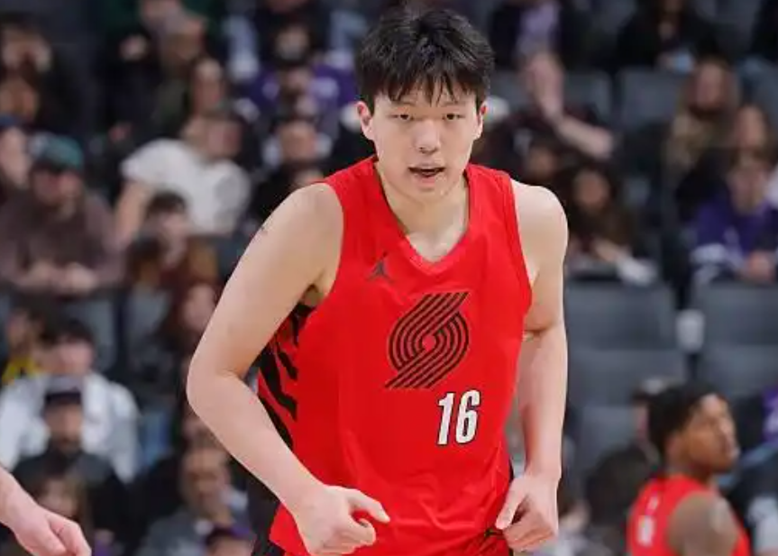 开云平台-杨瀚森又进步了！把控篮板，内外防守能干扰对手，勾手没进是遗憾