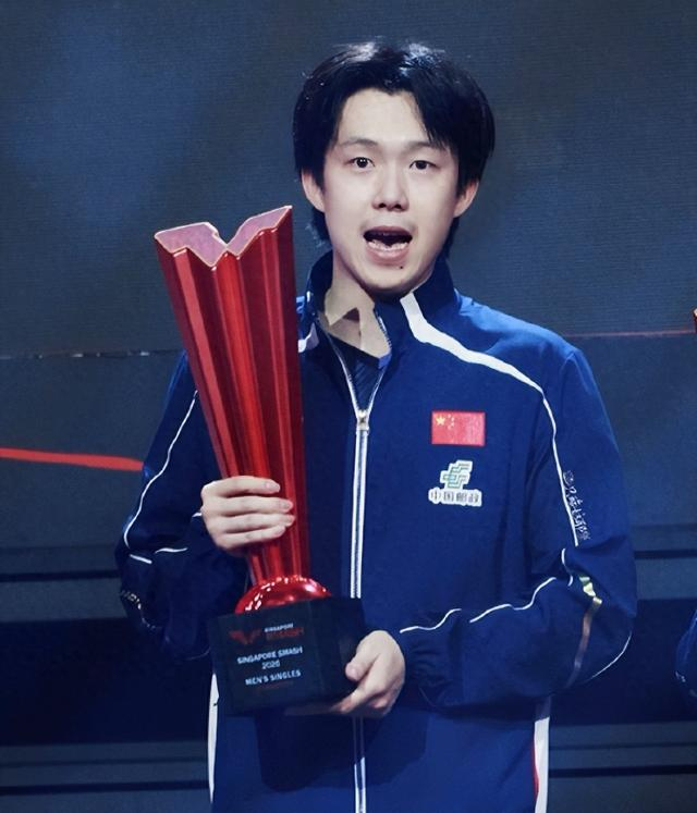 王楚钦抵达北京！过安检一脸疲惫眼袋超明显 日媒盛赞当今乒坛最强|大满贯|WTT|新加坡|林昀儒|国乒_新浪体育_新浪新闻